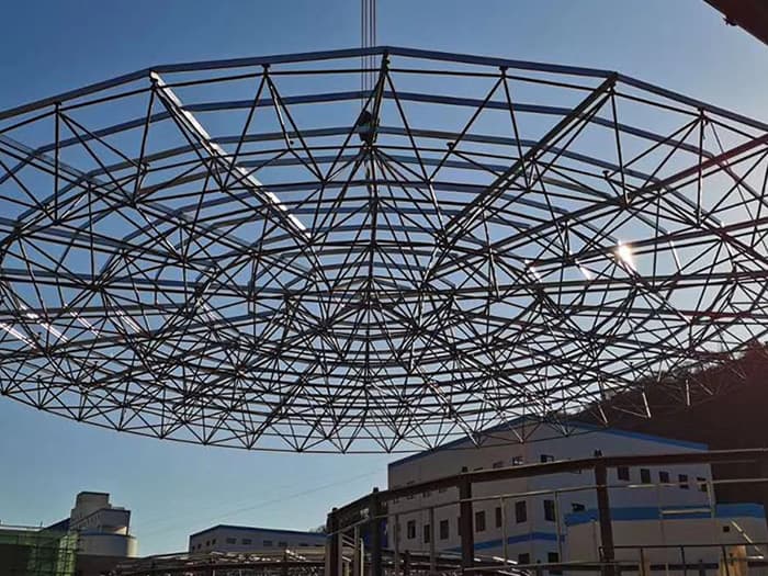 扎兰屯螺栓球网架工程施工现场
